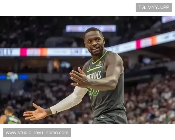 兰德尔挡拆单打更倾向外线比上季效率明显提升