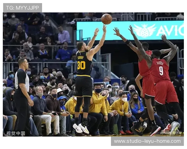 威金斯为库里无球跑动拉开空间 提升投篮效率