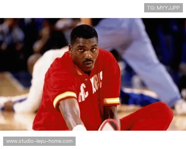 奥拉朱旺低位梦幻脚步，制造错位效率更胜当代中锋