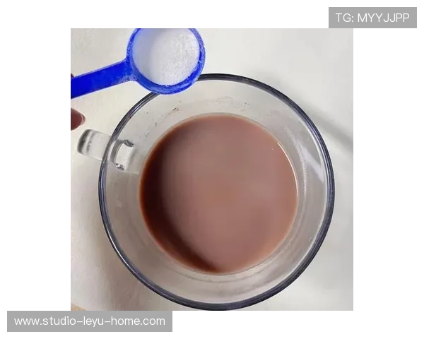 杨力维家的冰箱里塞满蛋白粉，连饮料都是无糖的