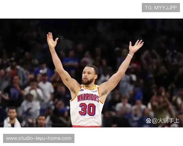 库里无球跑位拉开空间，比上赛季更高效